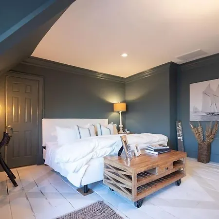 Beautiful, Walkable 4Br Victorian Farmhouse
